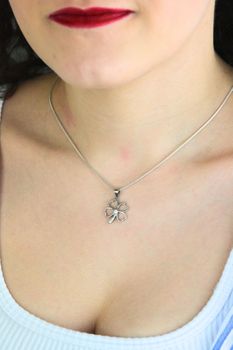 Srebrna zawieszka koniczynka 925 z cyrkonią  Damska (3).jpg