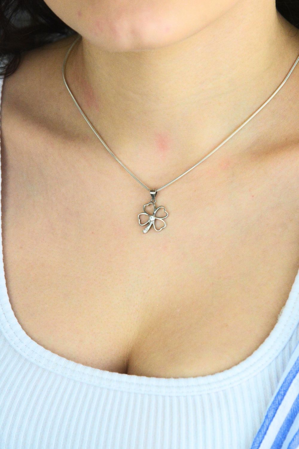 Delikatna srebrna zawieszka damska w kształcie koniczynki, zdobiona cyrkonią. Wykonana ze srebra próby 925, lekka i elegancka. Idealna na prezent i talizman szczęścia.1.jpg