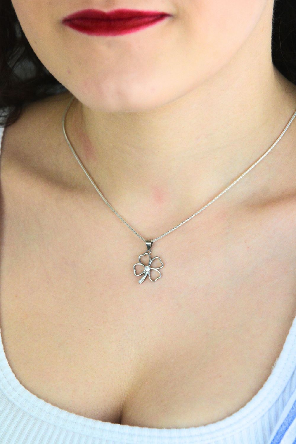 Delikatna srebrna zawieszka damska w kształcie koniczynki, zdobiona cyrkonią. Wykonana ze srebra próby 925, lekka i elegancka. Idealna na prezent i talizman szczęścia.1.jpg