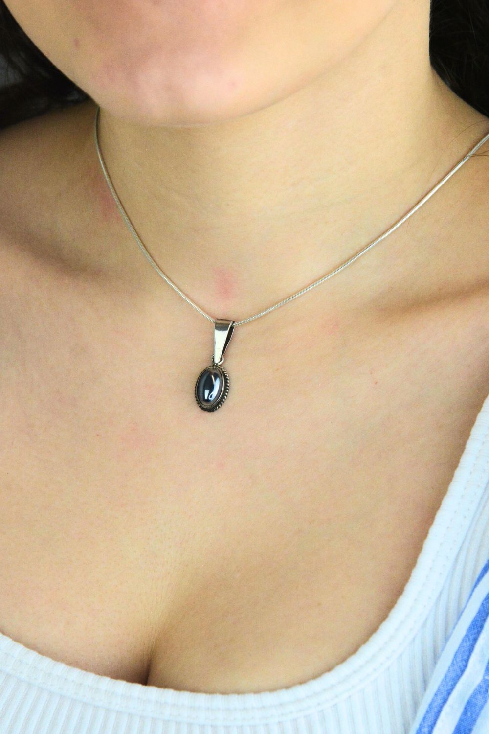 Elegancka srebrna zawieszka próby 925 z naturalnym kamieniem krzem. Owalny kształt, długość 2,7 cm. Klasyczna biżuteria idealna na prezent.2.jpg