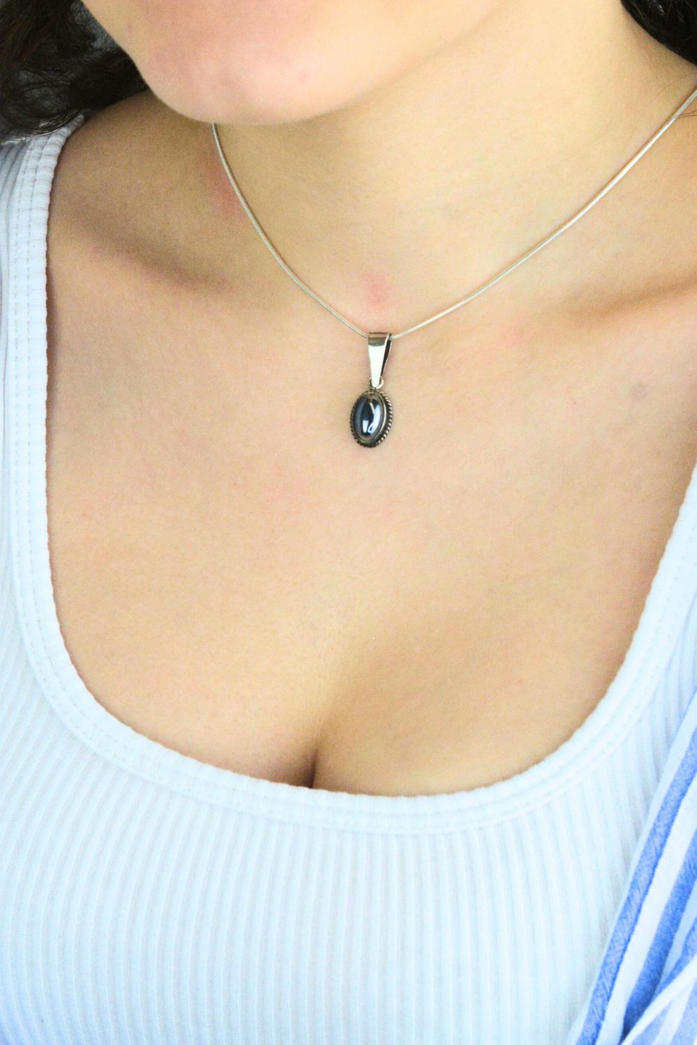 Elegancka srebrna zawieszka próby 925 z naturalnym kamieniem krzem. Owalny kształt, długość 2,7 cm. Klasyczna biżuteria idealna na prezent.2.jpg