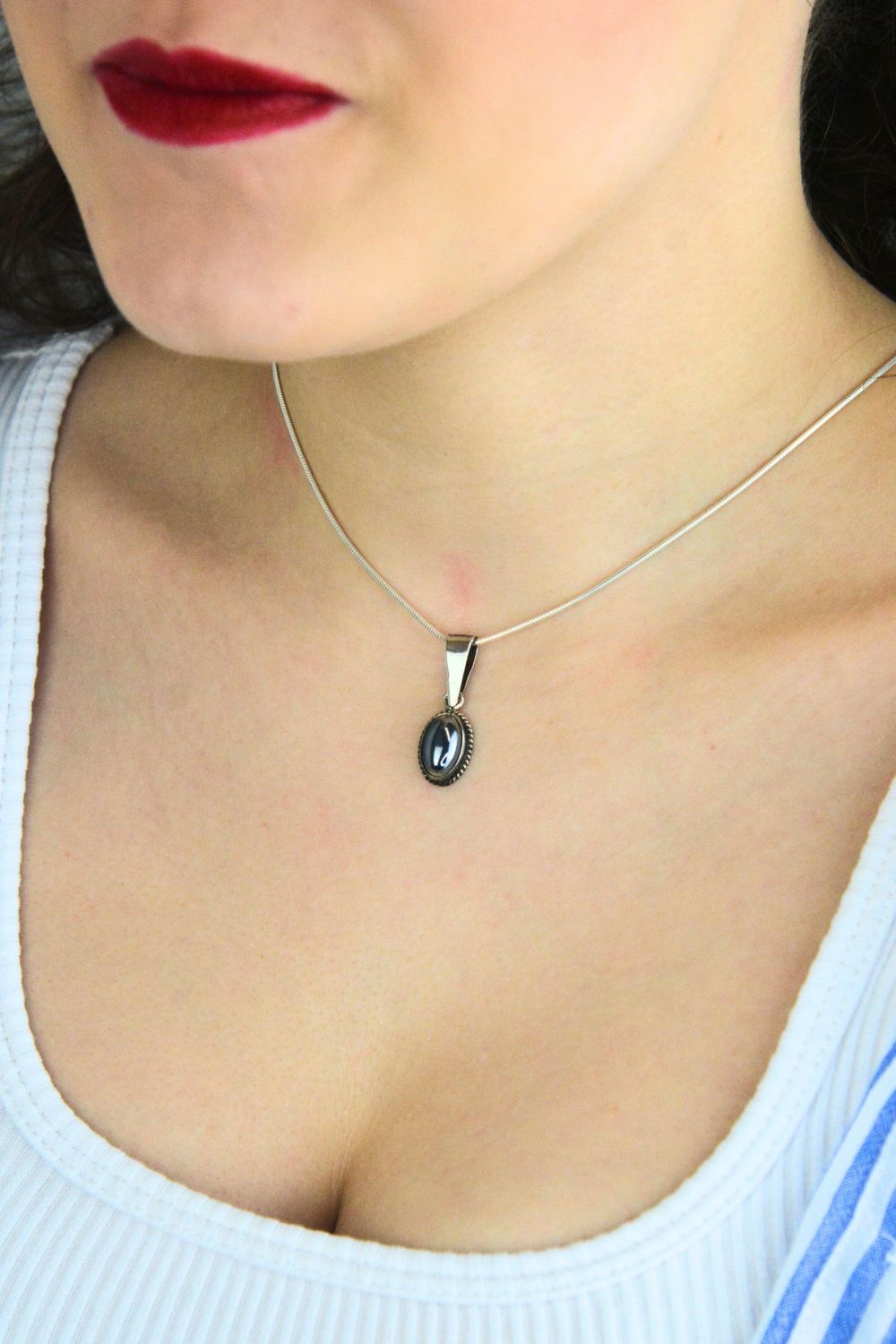 Elegancka srebrna zawieszka próby 925 z naturalnym kamieniem krzem. Owalny kształt, długość 2,7 cm. Klasyczna biżuteria idealna na prezent.2.jpg