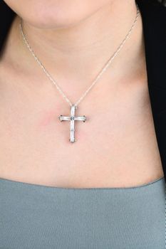 Krzyżyk srebrny 925 cyrkonie bagietkowe rodowany 3,5 cm (1).jpg
