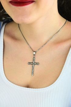 zawieszka srebrna 925, krzyż srebrny, zawieszka krzyż, biżuteria srebrna, prezent religijny, srebro (2).jpg