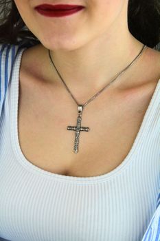 zawieszka srebrna 925, krzyż srebrny, zawieszka krzyż, biżuteria srebrna, prezent religijny, srebro (3).jpg