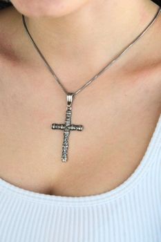 zawieszka srebrna 925, krzyż srebrny, zawieszka krzyż, biżuteria srebrna, prezent religijny, srebro (4).jpg