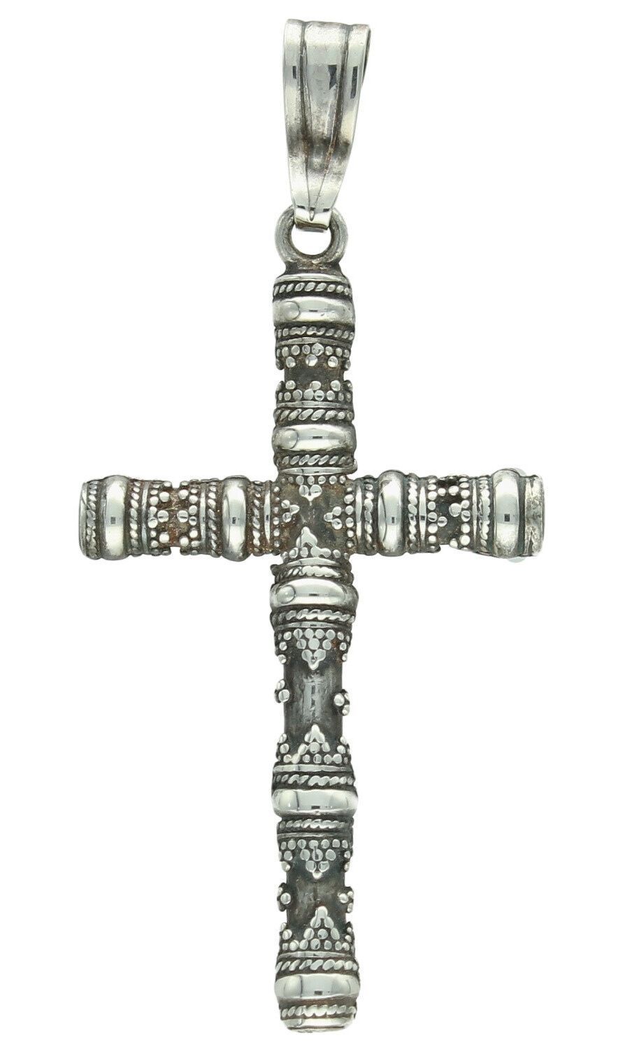 Srebrna zawieszka krzyż próba 925 DIA-ZAW-KRZYZ-5-925. Elegancki krzyż zdobiony wzorem, waga ok. 6,20 g, długość z oczkiem 6 cm, szerokość 2,7 cm. Ponadczasowa biżuteria idealna na prezent i do codziennego noszenia.1.jpg