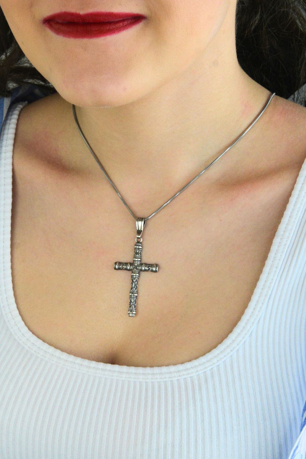 Srebrna zawieszka krzyż próba 925 DIA-ZAW-KRZYZ-5-925. Elegancki krzyż zdobiony wzorem, waga ok. 6,20 g, długość z oczkiem 6 cm, szerokość 2,7 cm. Ponadczasowa biżuteria idealna na prezent i do codziennego noszenia.1.jpg