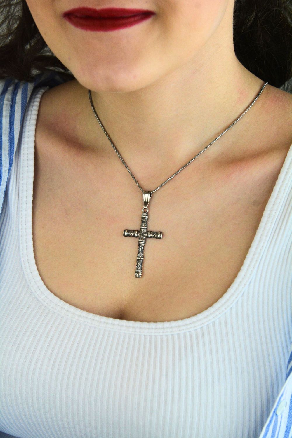 Srebrna zawieszka krzyż próba 925 DIA-ZAW-KRZYZ-5-925. Elegancki krzyż zdobiony wzorem, waga ok. 6,20 g, długość z oczkiem 6 cm, szerokość 2,7 cm. Ponadczasowa biżuteria idealna na prezent i do codziennego noszenia.1.jpg