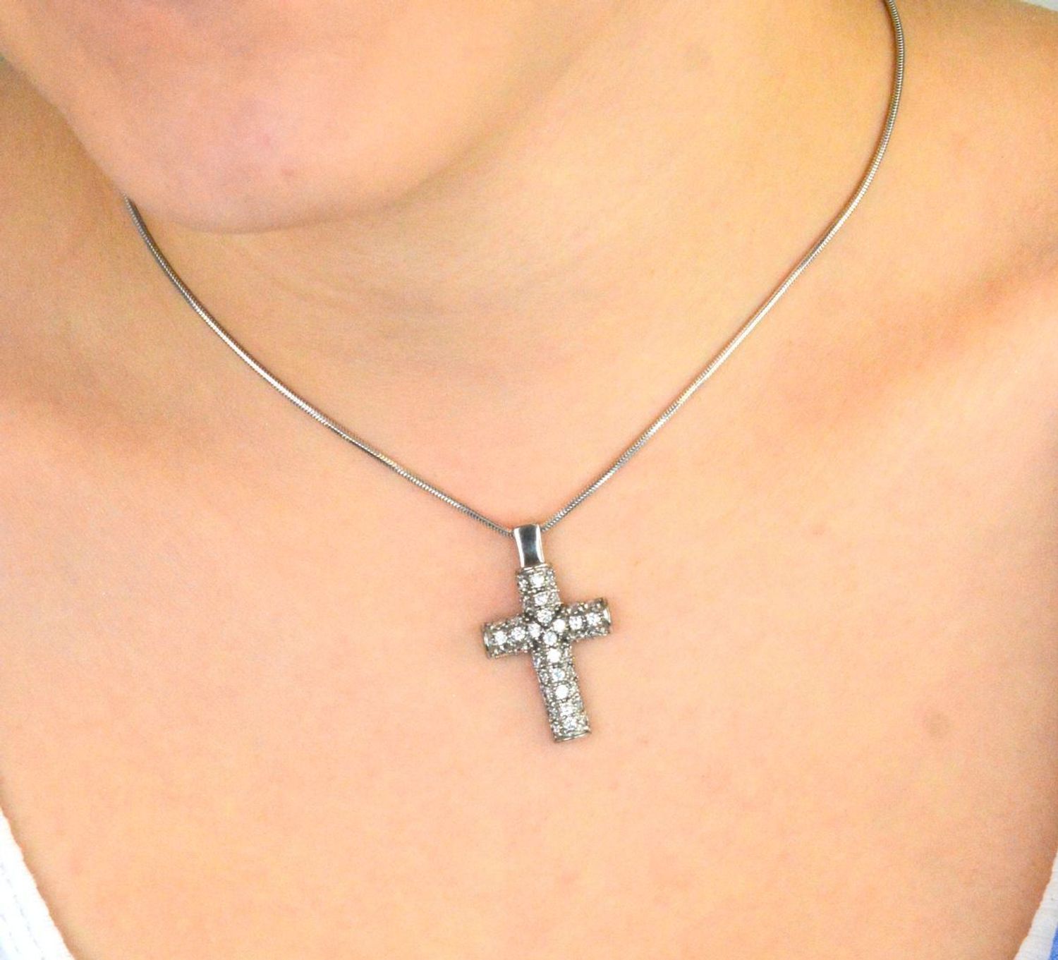 Krzyż damski srebrny 925 DIA-ZAW-KRZYZ-925 – cały zdobiony cyrkoniami. Wymiary 3,2 x 1,9 cm, waga 4,09 g. Elegancka zawieszka z przesłaniem – idealna na prezent.1.jpg