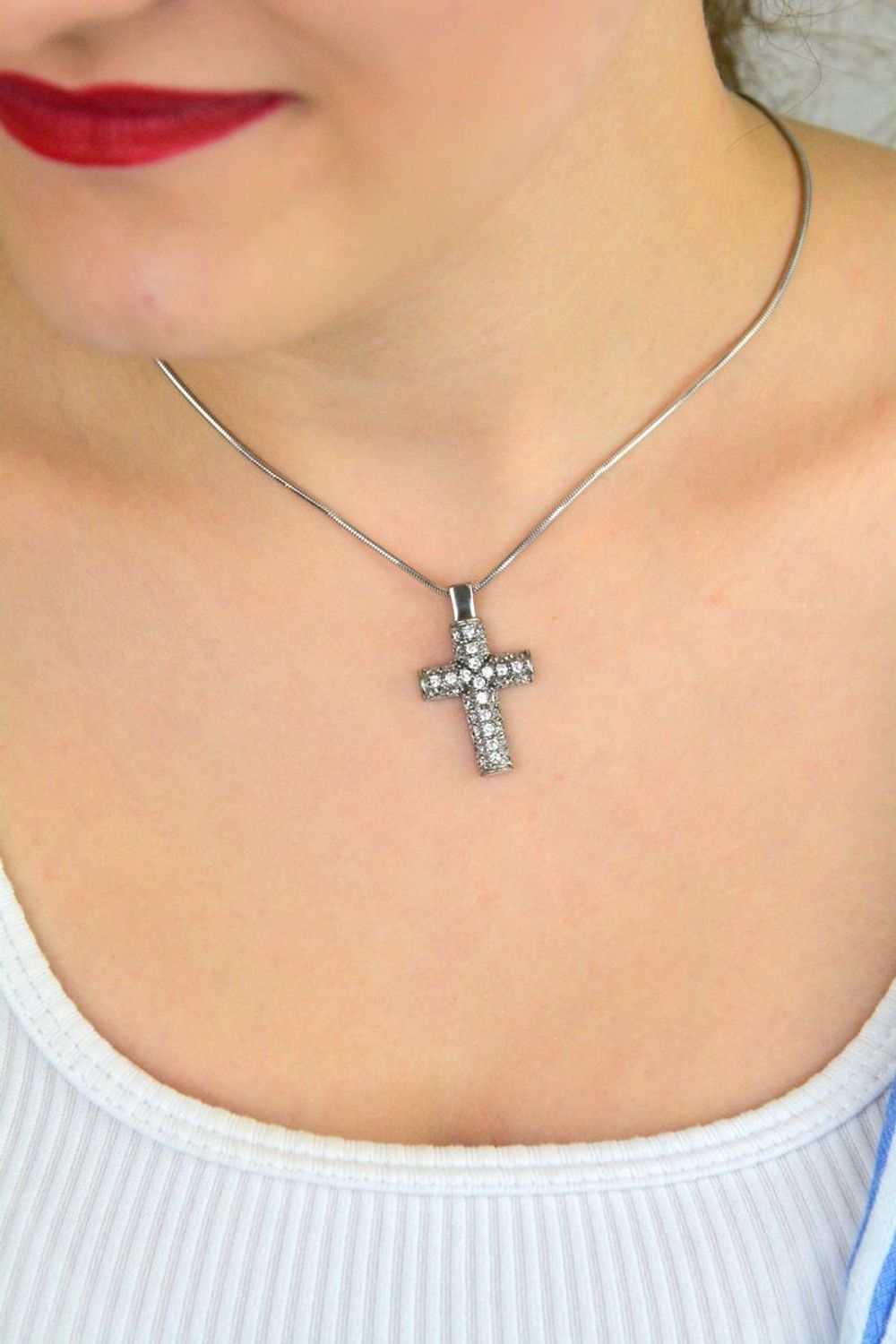 Krzyż damski srebrny 925 DIA-ZAW-KRZYZ-925 – cały zdobiony cyrkoniami. Wymiary 3,2 x 1,9 cm, waga 4,09 g. Elegancka zawieszka z przesłaniem – idealna na prezent.1.jpg