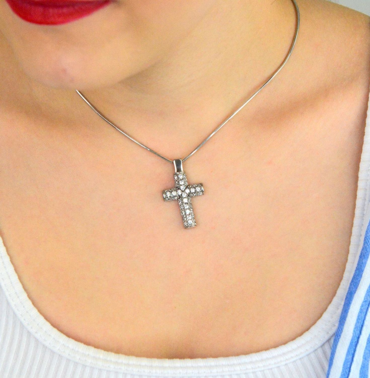 Krzyż damski srebrny 925 DIA-ZAW-KRZYZ-925 – cały zdobiony cyrkoniami. Wymiary 3,2 x 1,9 cm, waga 4,09 g. Elegancka zawieszka z przesłaniem – idealna na prezent.1.jpg