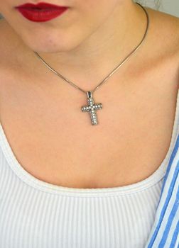 Krzyż damski srebrny 925 DIA-ZAW-KRZYZ-925 – cały zdobiony cyrkoniami. Wymiary 3,2 x 1,9 cm, waga 4,09 g. Elegancka zawieszka z przesłaniem – idealna na prezent (1).JPG