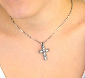 Krzyż damski srebrny 925 DIA-ZAW-KRZYZ-925 – cały zdobiony cyrkoniami. Wymiary 3,2 x 1,9 cm, waga 4,09 g. Elegancka zawieszka z przesłaniem – idealna na prezent (2).JPG