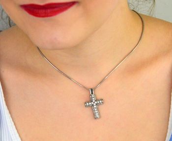 Krzyż damski srebrny 925 DIA-ZAW-KRZYZ-925 – cały zdobiony cyrkoniami. Wymiary 3,2 x 1,9 cm, waga 4,09 g. Elegancka zawieszka z przesłaniem – idealna na prezent (4).JPG