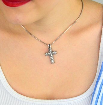 Krzyż damski srebrny 925 DIA-ZAW-KRZYZ-925 – cały zdobiony cyrkoniami. Wymiary 3,2 x 1,9 cm, waga 4,09 g. Elegancka zawieszka z przesłaniem – idealna na prezent (6).JPG