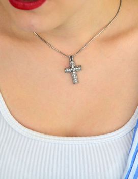 Krzyż damski srebrny 925 DIA-ZAW-KRZYZ-925 – cały zdobiony cyrkoniami. Wymiary 3,2 x 1,9 cm, waga 4,09 g. Elegancka zawieszka z przesłaniem – idealna na prezent (7).JPG