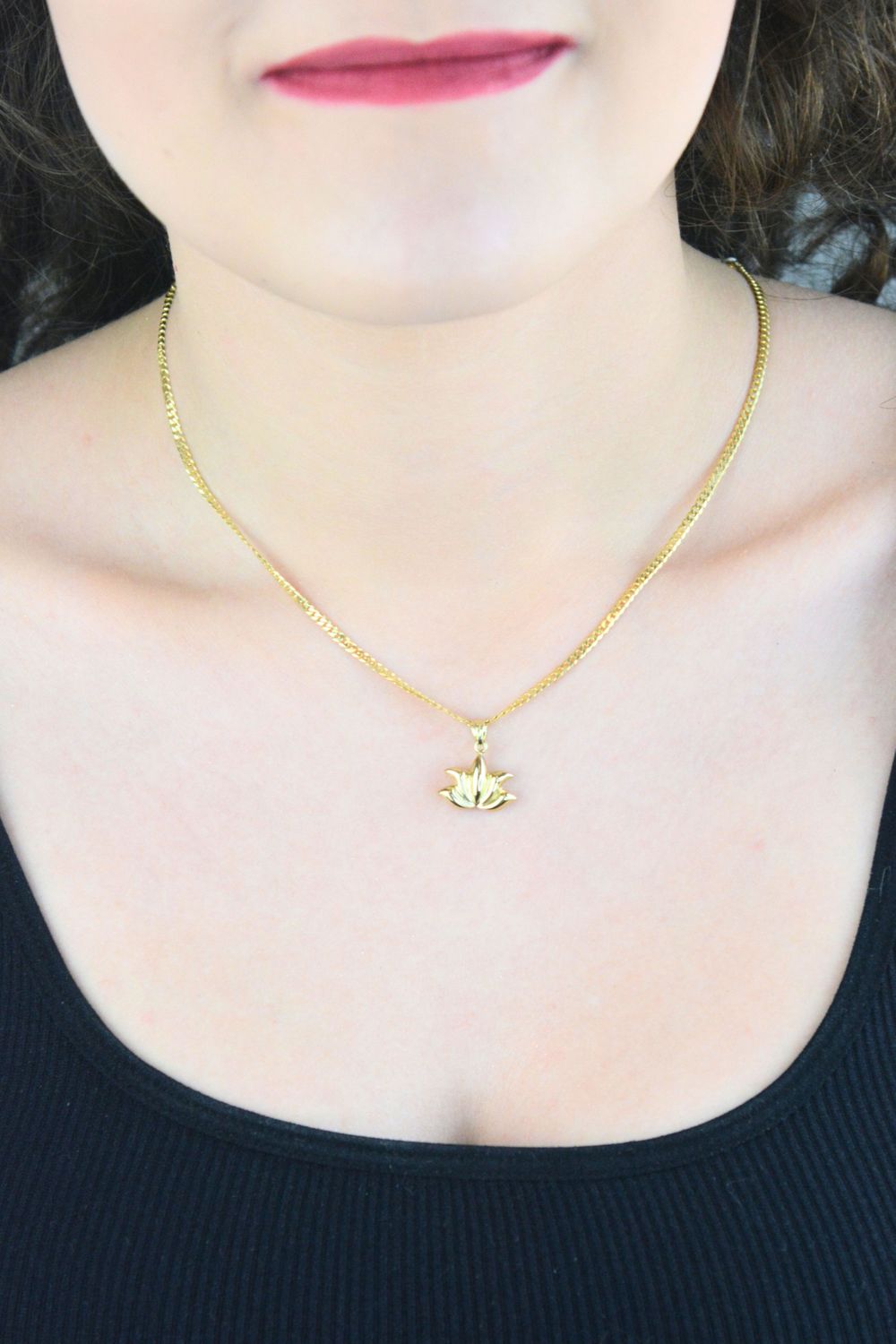 Złota zawieszka Kwiat Lotosu 375 – elegancka zawieszka symbol harmonii i piękna 16 mm.jpg
