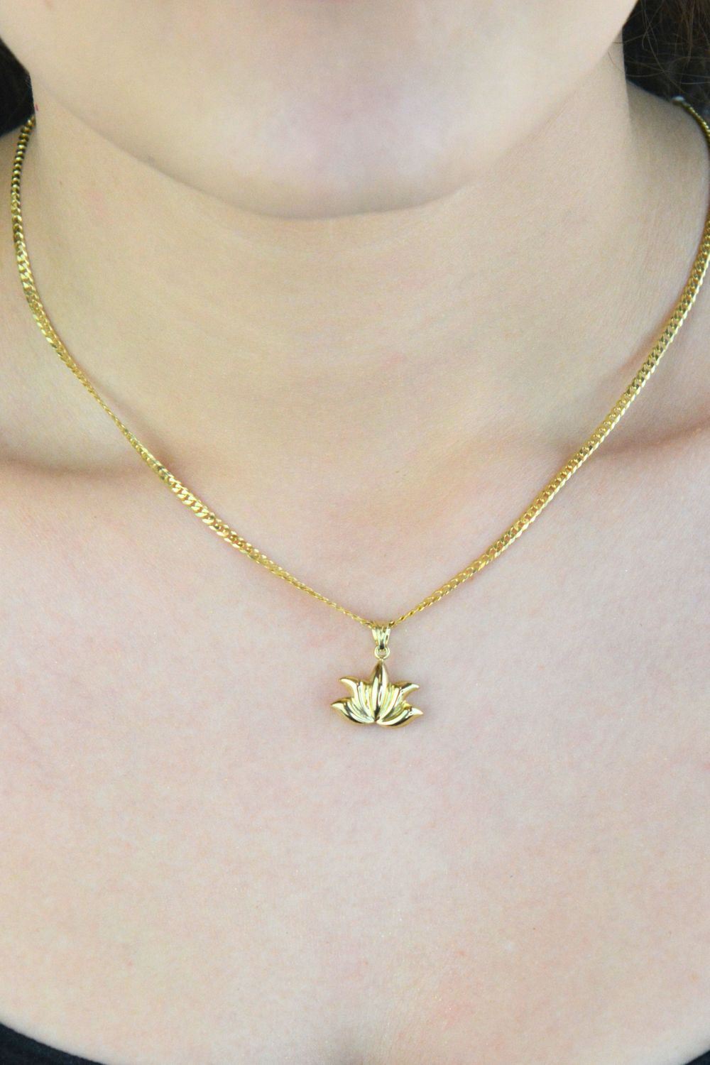 Złota zawieszka Kwiat Lotosu 375 – elegancka zawieszka symbol harmonii i piękna 16 mm.jpg