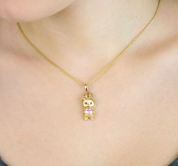 Zawieszka złota 585 Labubu zdobiona różowymi i złotymi cyrkoniami. Elegancka i oryginalna biżuteria o wadze 2,89 g. Idealna na prezent dla wyjątkowej kobiety (5).JPG