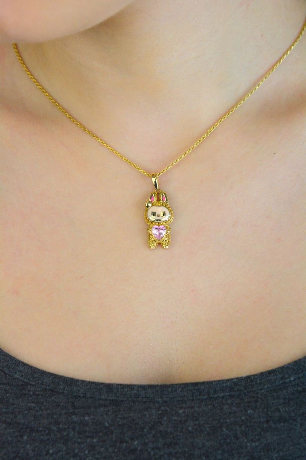 Zawieszka złota 585 Labubu zdobiona różowymi i złotymi cyrkoniami. Elegancka i oryginalna biżuteria o wadze 2,89 g. Idealna na prezent dla wyjątkowej kobiety.1.jpg