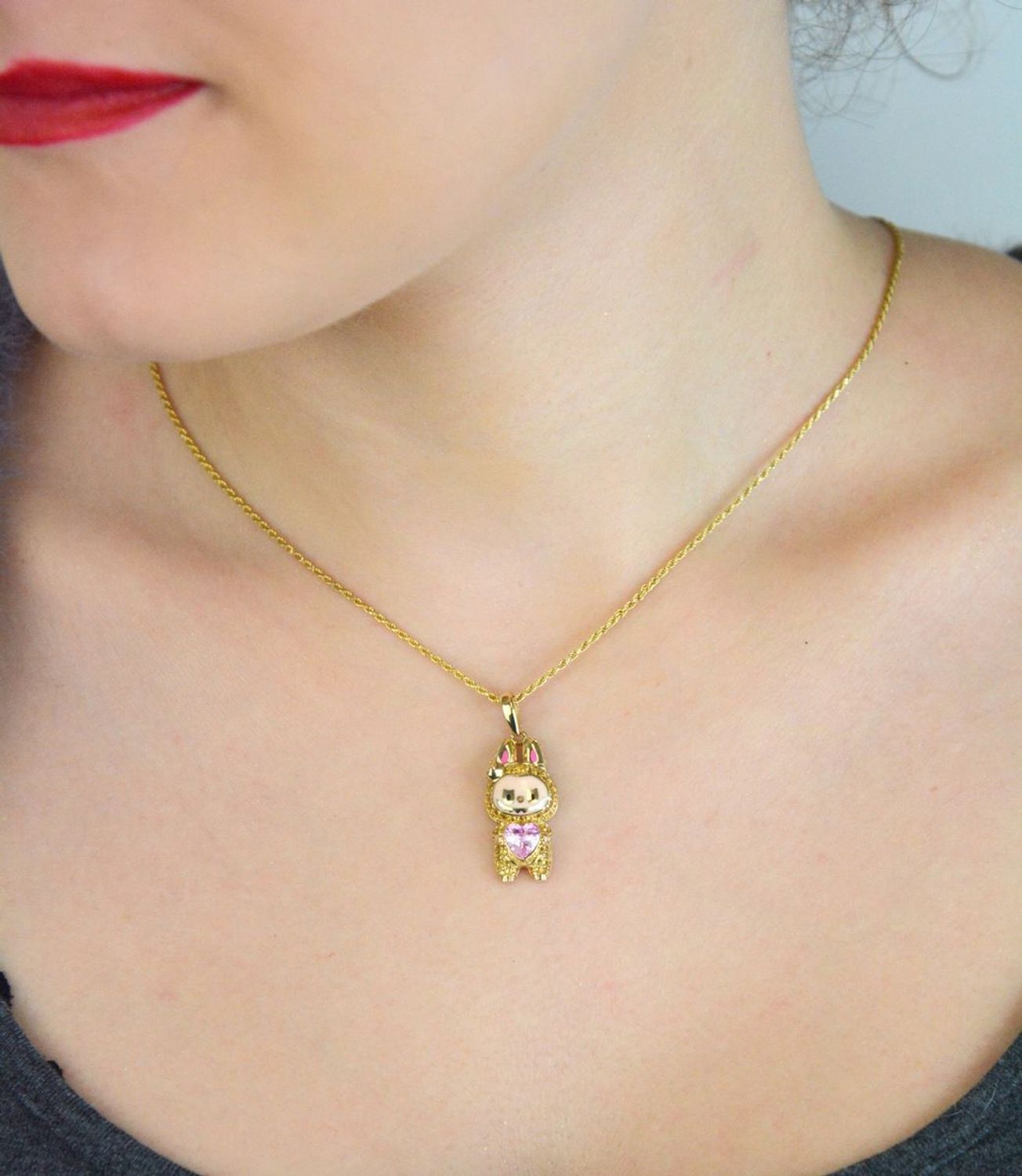 Zawieszka złota 585 Labubu zdobiona różowymi i złotymi cyrkoniami. Elegancka i oryginalna biżuteria o wadze 2,89 g. Idealna na prezent dla wyjątkowej kobiety.1.jpg