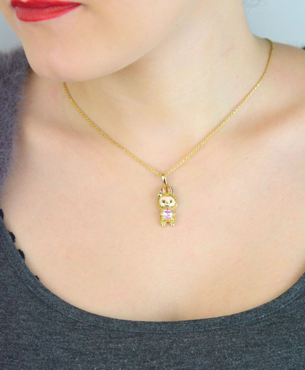 Zawieszka złota 585 Labubu zdobiona różowymi i złotymi cyrkoniami. Elegancka i oryginalna biżuteria o wadze 2,89 g. Idealna na prezent dla wyjątkowej kobiety.1.jpg