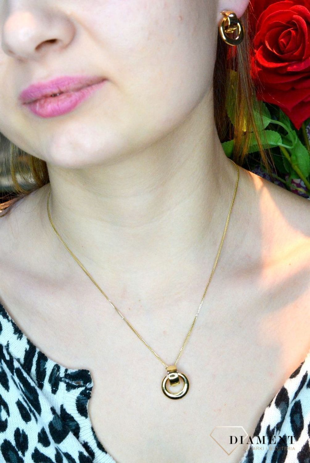 Złota zawieszka 585 kółko DIA-ZAW-LB.BT-11-Y-P-585. Złota zawieszka w owalnym kształcie składająca się z dwóch kółek wykonana z najwyższej próby 585. Zawieszka w ponadczasowym kształcie w złotej oprawie. Tak skomponowana.jpg