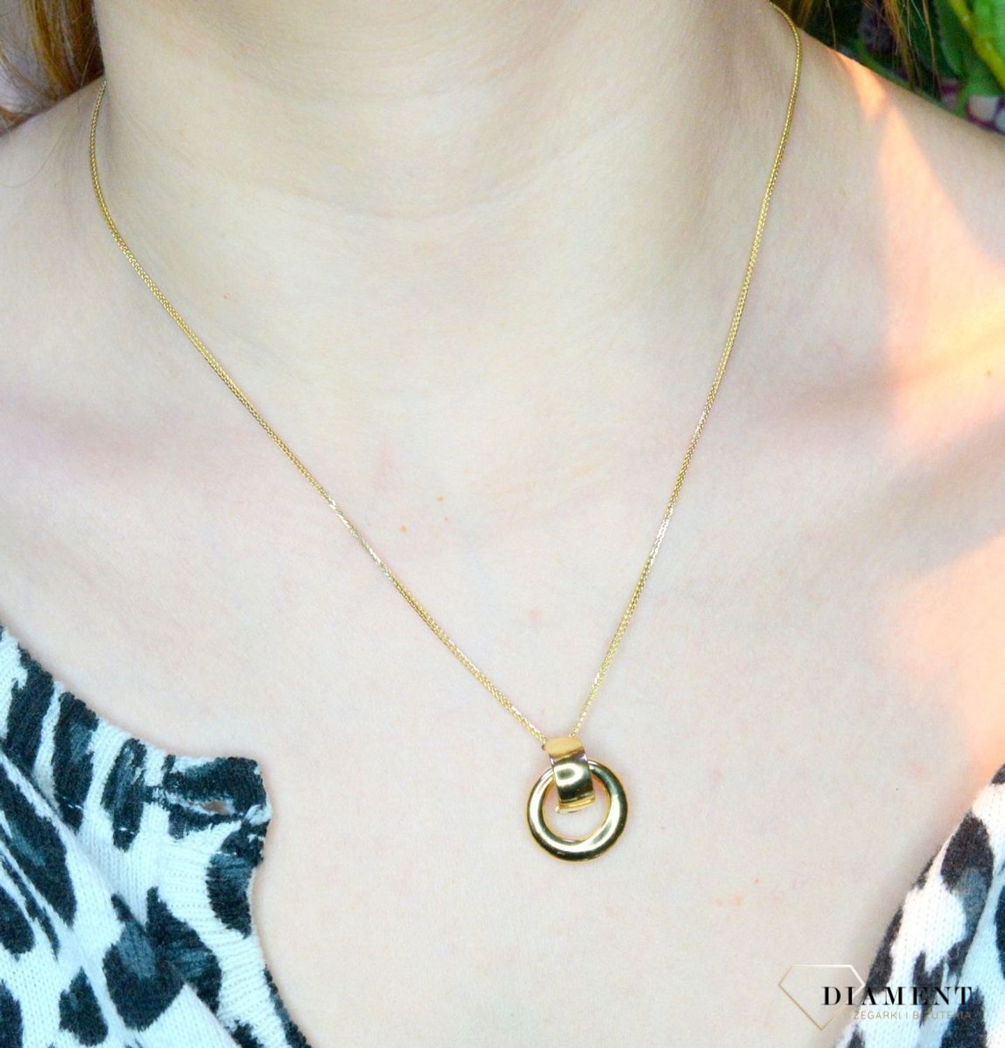 Złota zawieszka 585 kółko DIA-ZAW-LB.BT-11-Y-P-585. Złota zawieszka w owalnym kształcie składająca się z dwóch kółek wykonana z najwyższej próby 585. Zawieszka w ponadczasowym kształcie w złotej oprawie. Tak skomponowana.jpg