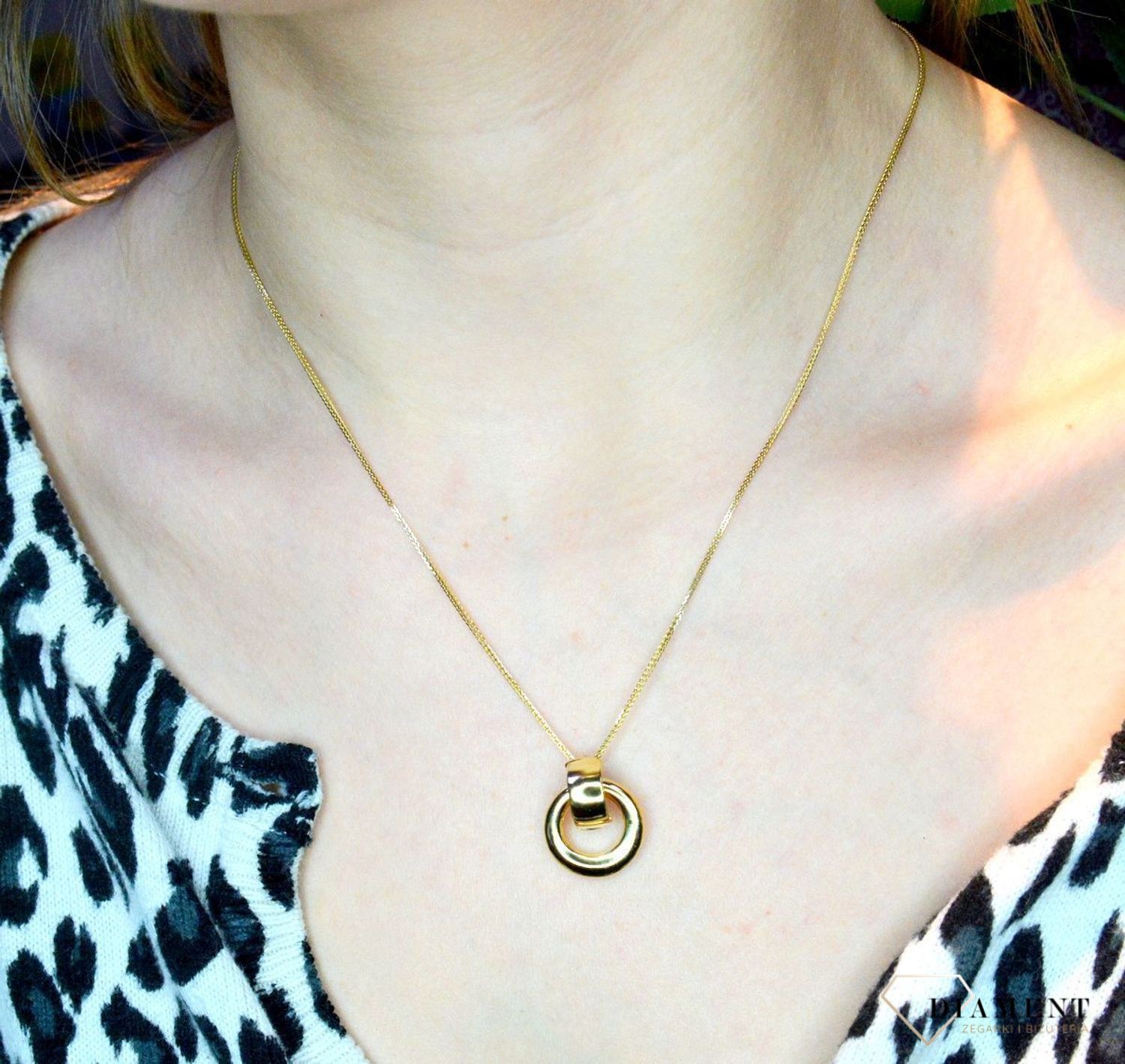 Złota zawieszka 585 kółko DIA-ZAW-LB.BT-11-Y-P-585. Złota zawieszka w owalnym kształcie składająca się z dwóch kółek wykonana z najwyższej próby 585. Zawieszka w ponadczasowym kształcie w złotej oprawie. Tak skomponowana.jpg