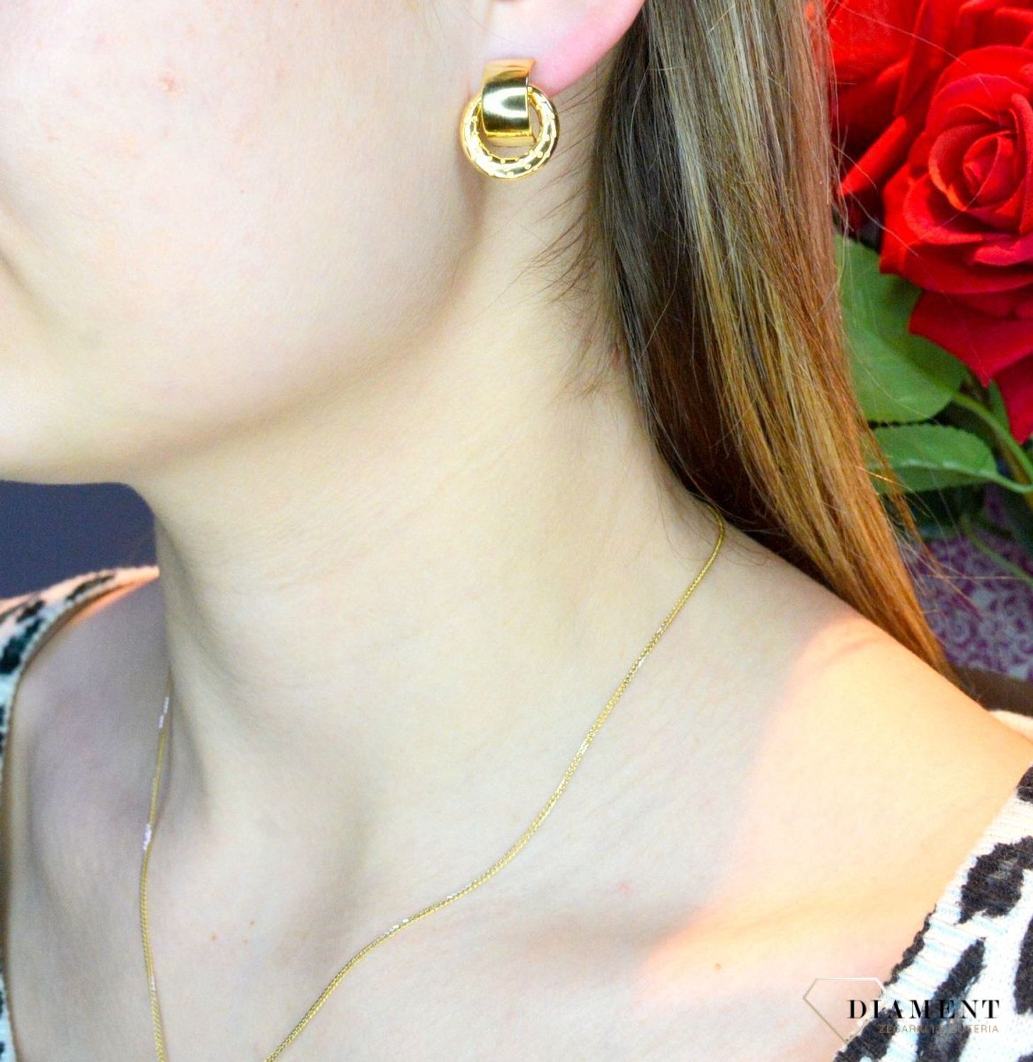 Złota zawieszka 585 grawerowane kółko DIA-ZAW-LB.BT-25-Y-585. Złota zawieszka w owalnym kształcie składająca się z dwóch kółek wykonana z najwyższej próby 585. Zawieszka w ponadczasowym kształcie w złotej oprawie. Tak sk.jpg