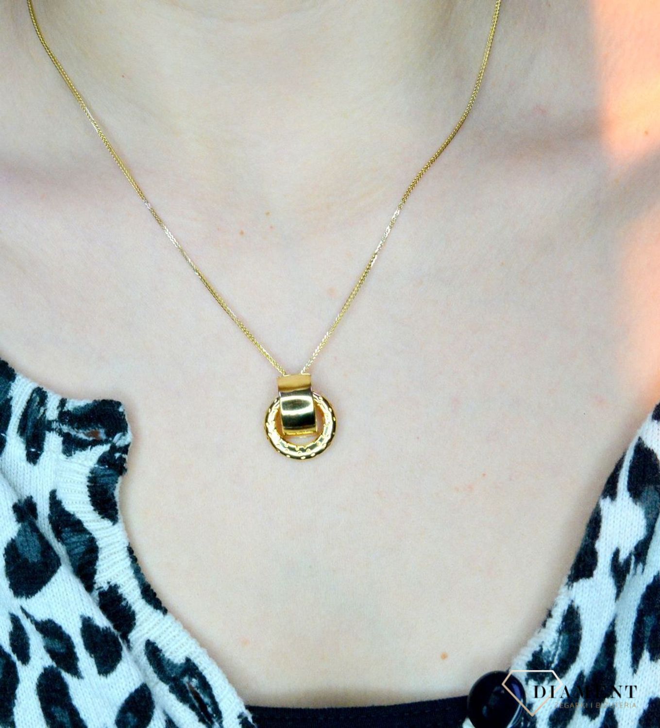 Złota zawieszka 585 grawerowane kółko DIA-ZAW-LB.BT-25-Y-585. Złota zawieszka w owalnym kształcie składająca się z dwóch kółek wykonana z najwyższej próby 585. Zawieszka w ponadczasowym kształcie w złotej oprawie. Tak sk.jpg