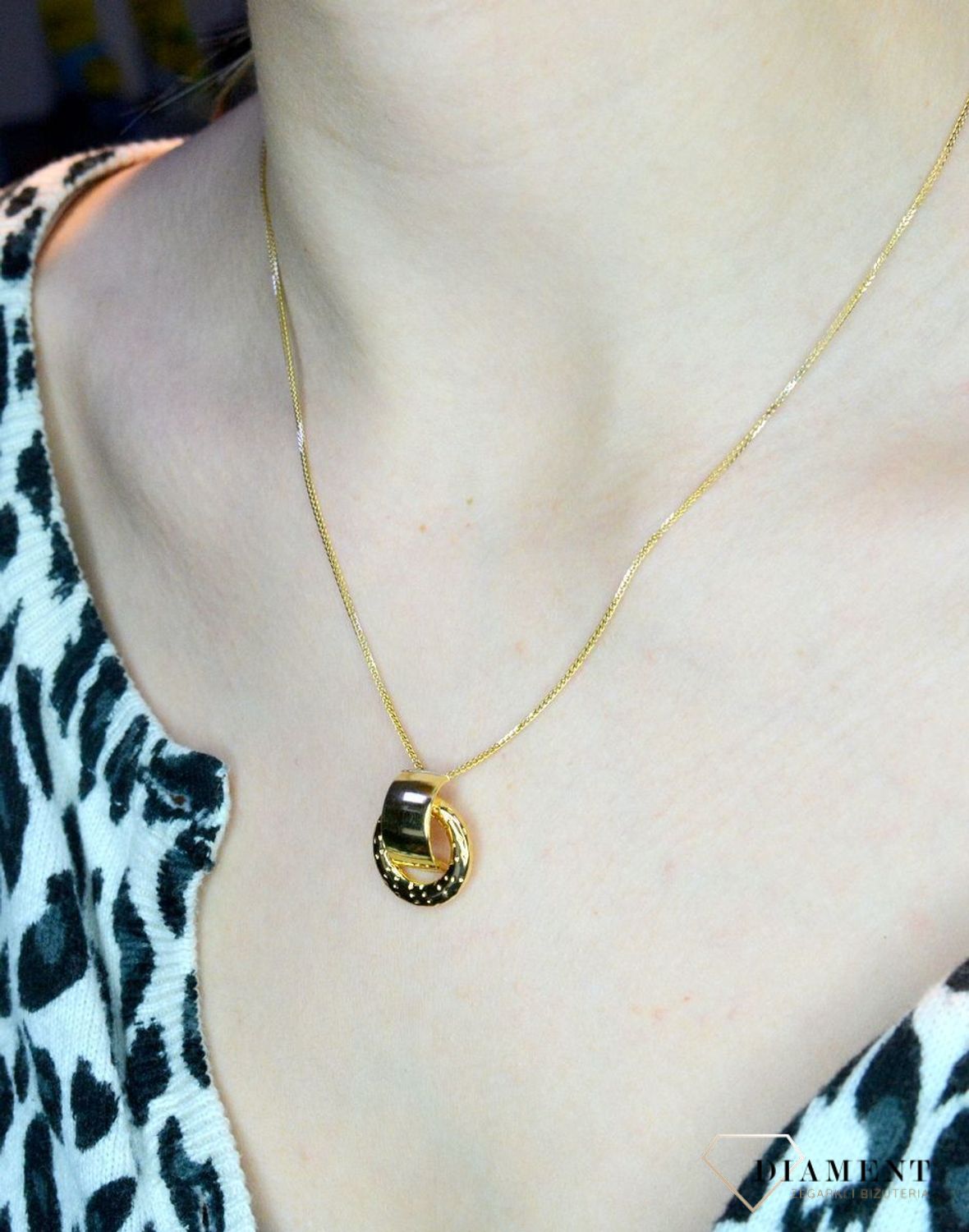 Złota zawieszka 585 grawerowane kółko DIA-ZAW-LB.BT-25-Y-585. Złota zawieszka w owalnym kształcie składająca się z dwóch kółek wykonana z najwyższej próby 585. Zawieszka w ponadczasowym kształcie w złotej oprawie. Tak sk.jpg