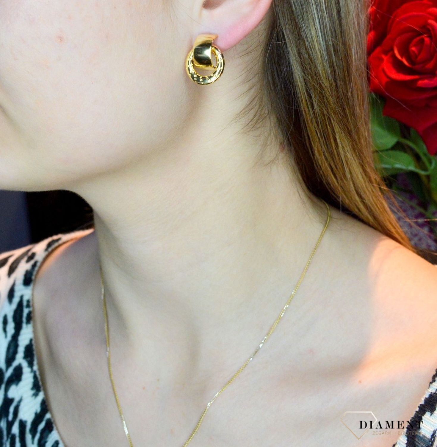 Złota zawieszka 585 grawerowane kółko DIA-ZAW-LB.BT-25-Y-585. Złota zawieszka w owalnym kształcie składająca się z dwóch kółek wykonana z najwyższej próby 585. Zawieszka w ponadczasowym kształcie w złotej oprawie. Tak sk.jpg