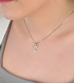 Zawieszka srebrna próba 925, literka C DIA-ZAW-LITERKA-C-925 Elegancka zawieszka w kształcie literki C, wykonana z wysokiej jakości srebra próby 925. Lekka, ale wyrazista (2).JPG