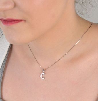 Zawieszka srebrna próba 925, literka C DIA-ZAW-LITERKA-C-925 Elegancka zawieszka w kształcie literki C, wykonana z wysokiej jakości srebra próby 925. Lekka, ale wyrazista (3).JPG