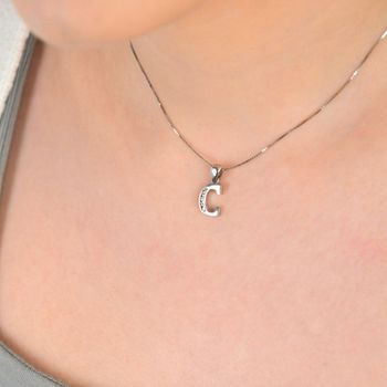 Zawieszka srebrna próba 925, literka C DIA-ZAW-LITERKA-C-925 Elegancka zawieszka w kształcie literki C, wykonana z wysokiej jakości srebra próby 925. Lekka, ale wyrazista (5).JPG