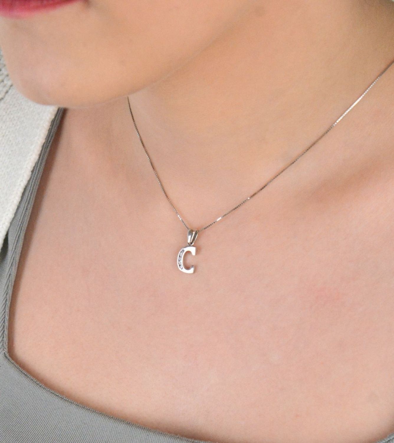 Zawieszka srebrna próba 925, literka C DIA-ZAW-LITERKA-C-925 Elegancka zawieszka w kształcie literki C, wykonana z wysokiej jakości srebra próby 925. Lekka, ale wyrazista.jpg