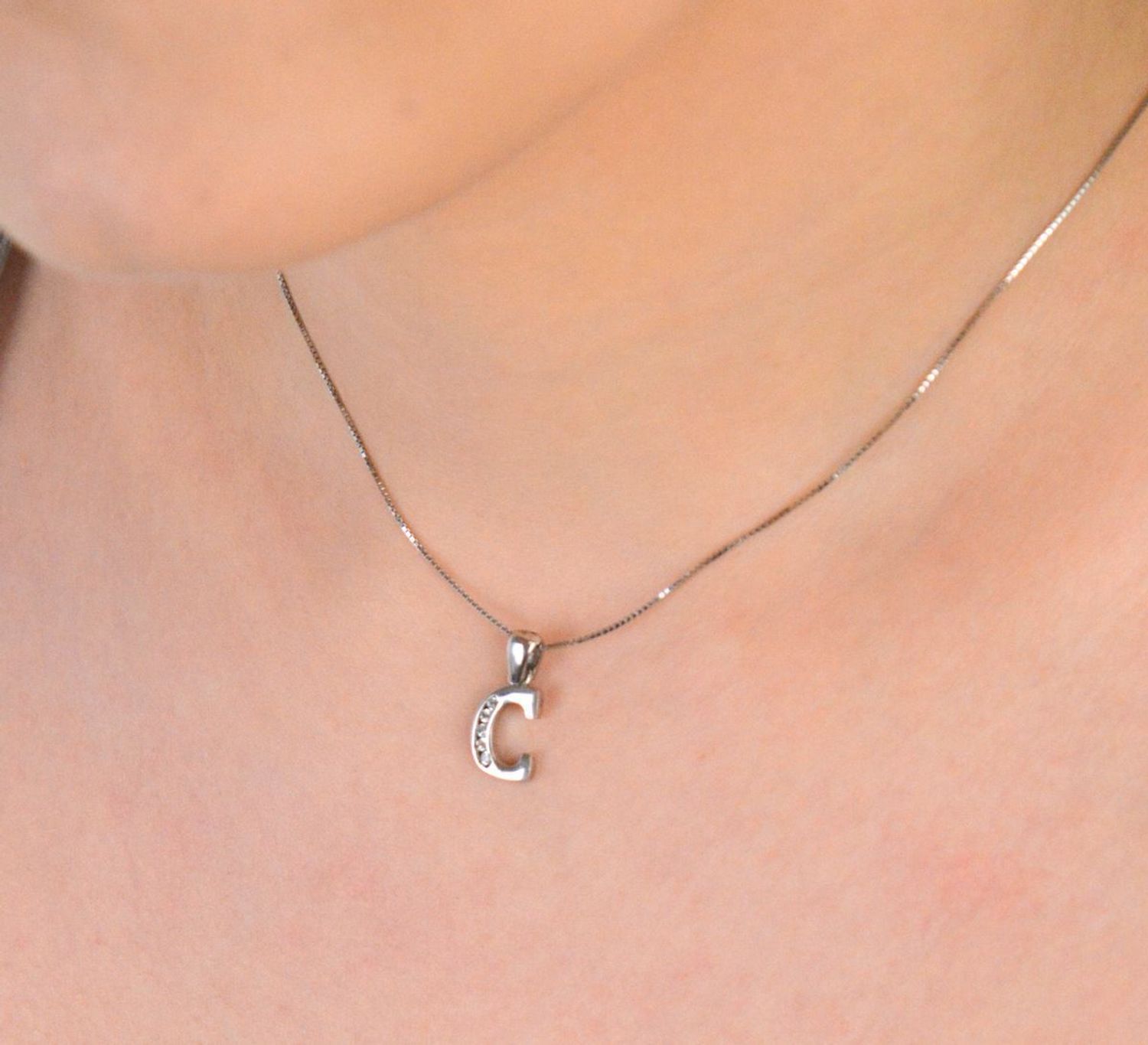 Zawieszka srebrna próba 925, literka C DIA-ZAW-LITERKA-C-925 Elegancka zawieszka w kształcie literki C, wykonana z wysokiej jakości srebra próby 925. Lekka, ale wyrazista.jpg