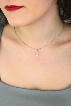 Srebrna zawieszka z literką C 925 DIA-ZAW-LITERKA-C1-925 Subtelna zawieszka w kształcie litery „C”, wykonana z srebra próby 925, to delikatny i stylowy dodatek o grawerowanej powierzchni, która pięknie odbija światło (1).jpg