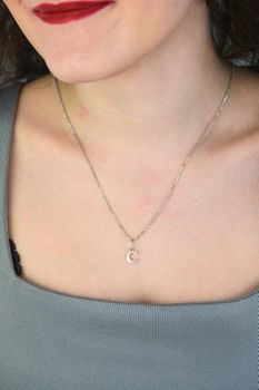 Srebrna zawieszka z literką C 925 DIA-ZAW-LITERKA-C1-925 Subtelna zawieszka w kształcie litery „C”, wykonana z srebra próby 925, to delikatny i stylowy dodatek o grawerowanej powierzchni, która pięknie odbija światło (2).jpg