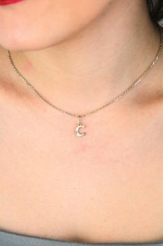 Srebrna zawieszka z literką C 925 DIA-ZAW-LITERKA-C1-925 Subtelna zawieszka w kształcie litery „C”, wykonana z srebra próby 925, to delikatny i stylowy dodatek o grawerowanej powierzchni, która pięknie odbija światło (3).jpg