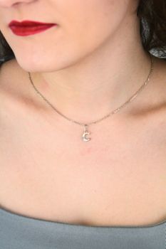 Srebrna zawieszka z literką C 925 DIA-ZAW-LITERKA-C1-925 Subtelna zawieszka w kształcie litery „C”, wykonana z srebra próby 925, to delikatny i stylowy dodatek o grawerowanej powierzchni, która pięknie odbija światło (4).jpg