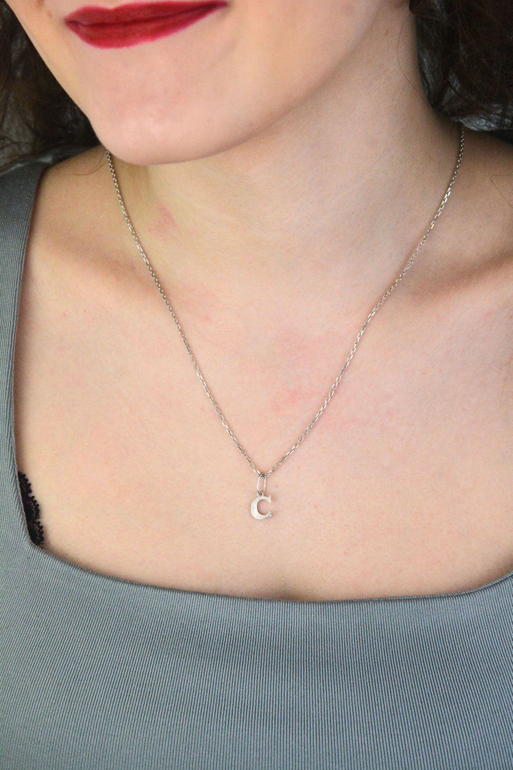 Srebrna zawieszka z literką C 925 DIA-ZAW-LITERKA-C1-925 Subtelna zawieszka w kształcie litery „C”, wykonana z srebra próby 925, to delikatny i stylowy dodatek o grawerowanej powierzchni1.jpg