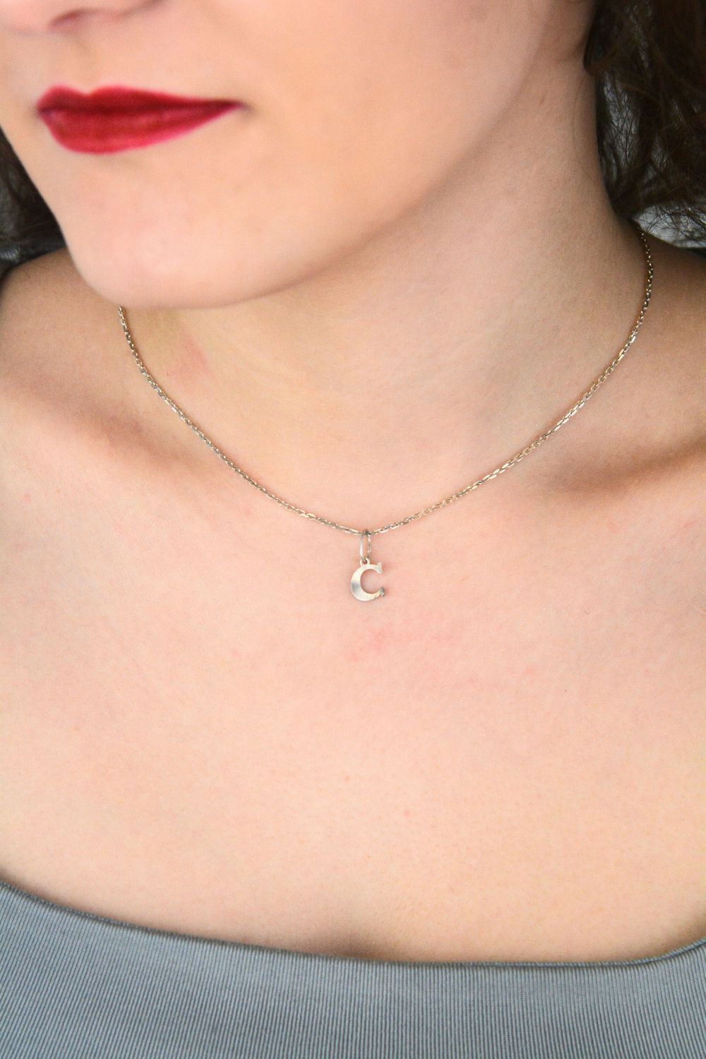 Srebrna zawieszka z literką C 925 DIA-ZAW-LITERKA-C1-925 Subtelna zawieszka w kształcie litery „C”, wykonana z srebra próby 925, to delikatny i stylowy dodatek o grawerowanej powierzchni1.jpg