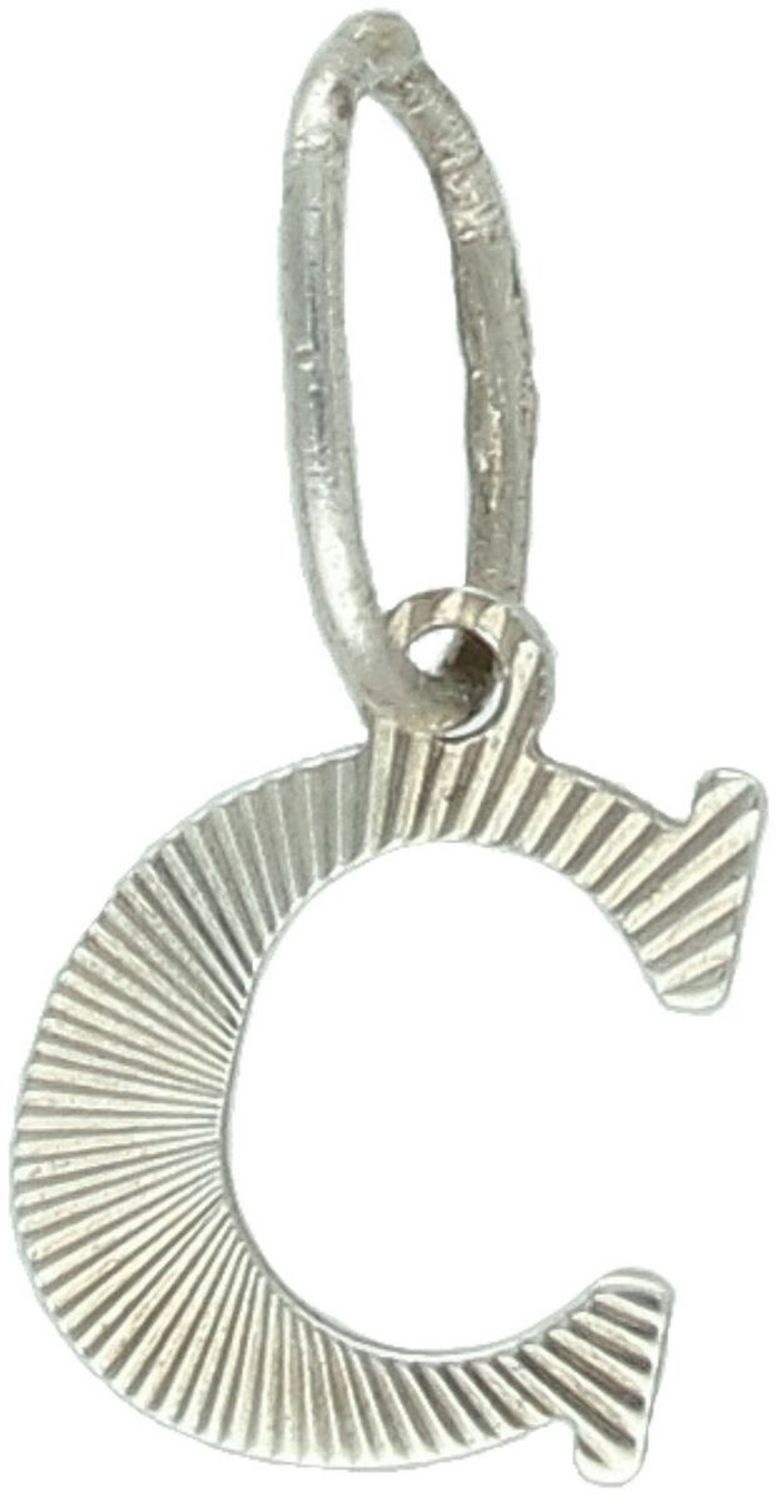 Srebrna zawieszka z literką C 925 DIA-ZAW-LITERKA-C1-925 Subtelna zawieszka w kształcie litery „C”, wykonana z srebra próby 925, to delikatny i stylowy dodatek o grawerowanej powierzchni1.jpg