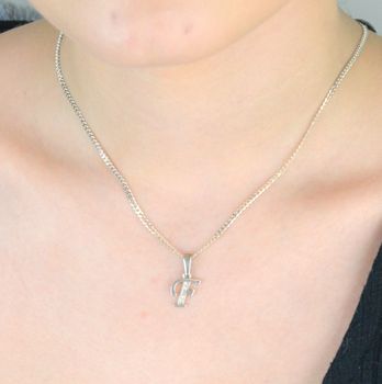 Stylowa zawieszka z literką F wykonana ze srebra próby 925. Lekka, elegancka, idealna jako prezent z przesłaniem. To idealny prezent z przesłaniem – dla siebie lub bliskiej osoby, której imię, nazwisko bądź ważne słowo zaczyna  (3).JPG