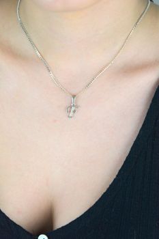 Stylowa zawieszka z literką F wykonana ze srebra próby 925. Lekka, elegancka, idealna jako prezent z przesłaniem. To idealny prezent z przesłaniem – dla siebie lub bliskiej osoby, której imię, nazwisko bądź ważne słowo zaczyna si (1).JPG