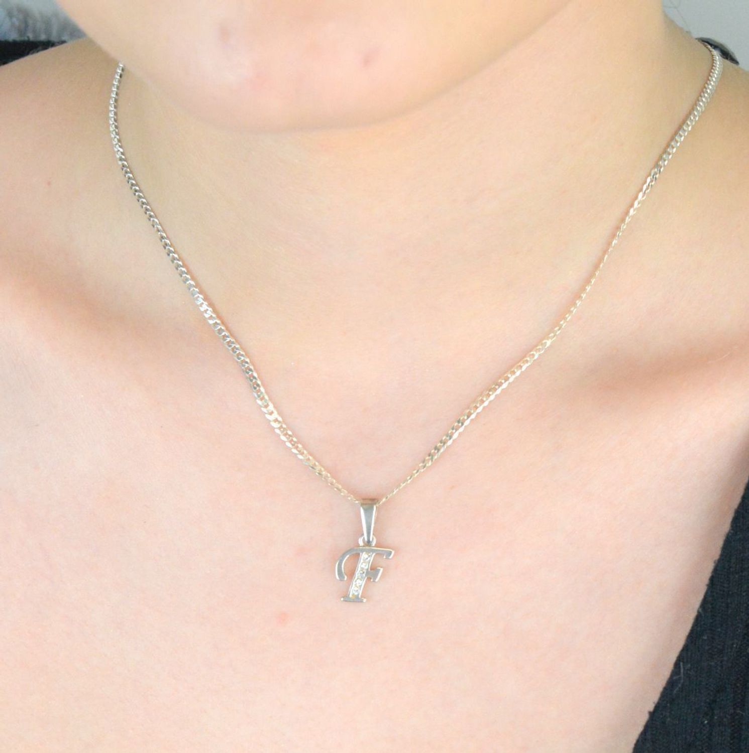 Stylowa zawieszka z literką F wykonana ze srebra próby 925. Lekka, elegancka, idealna jako prezent z przesłaniem. Wymiary 2 cm x 1 cm, waga 1 g.1.jpg