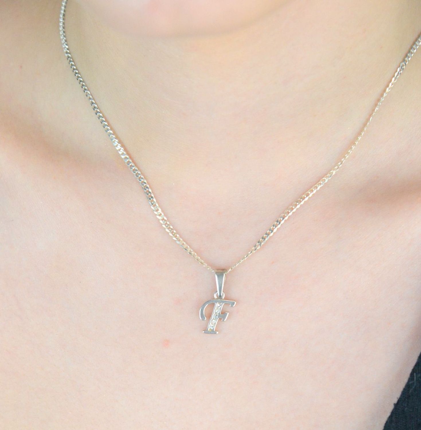 Stylowa zawieszka z literką F wykonana ze srebra próby 925. Lekka, elegancka, idealna jako prezent z przesłaniem. Wymiary 2 cm x 1 cm, waga 1 g.1.jpg